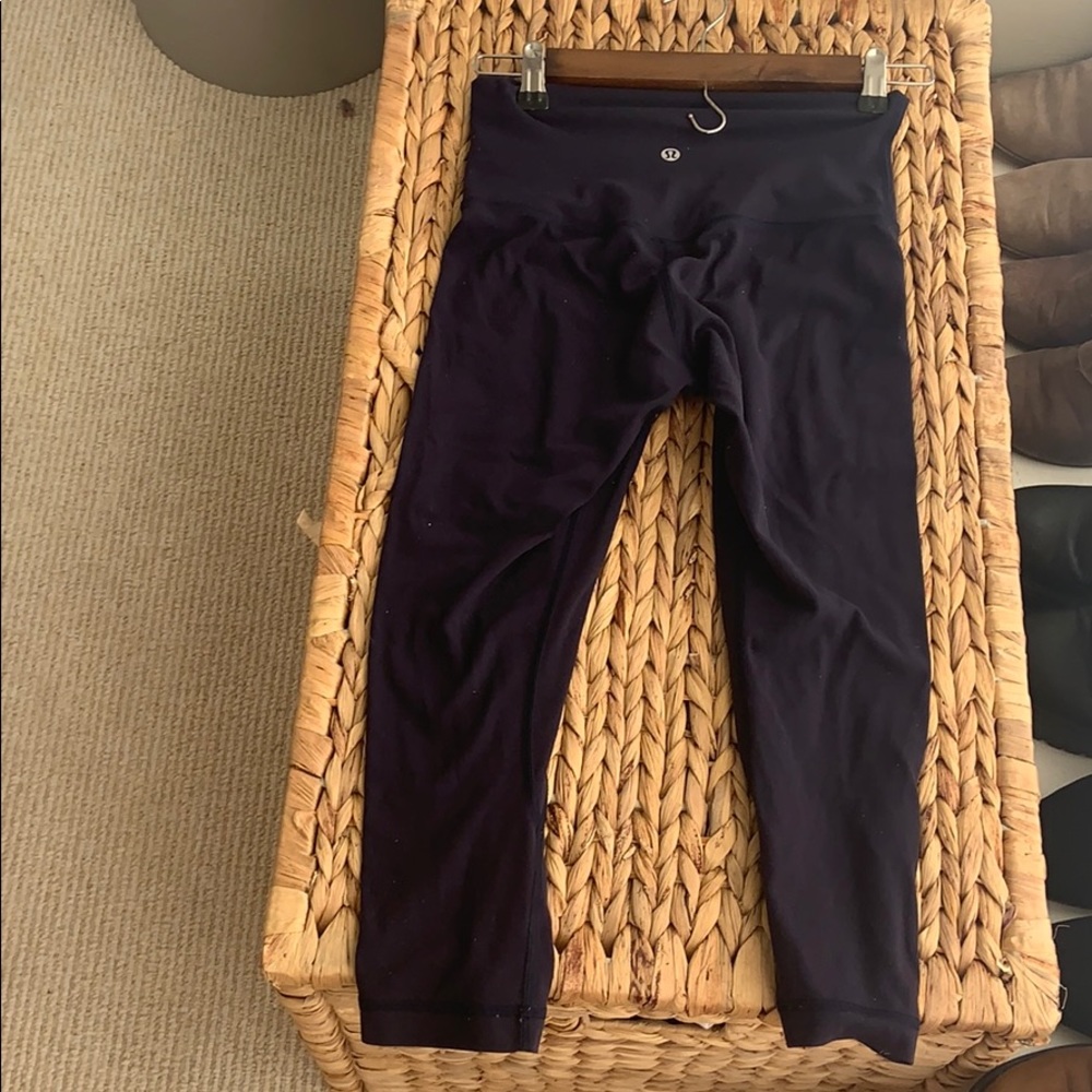 Lululemon navy crop aligns
